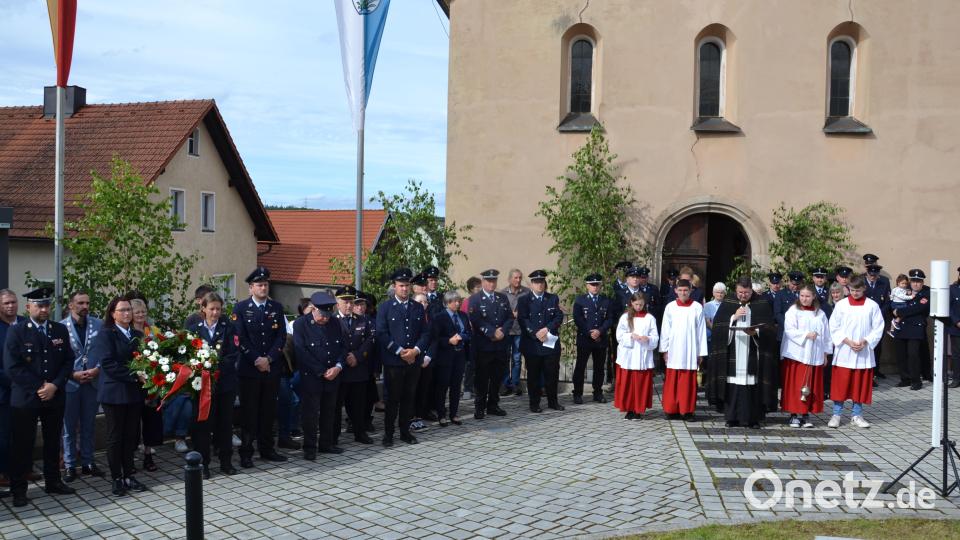 Die Jubelwehr Burgtreswitz zieht unter den Klängen von „Bayrisch Blech“ zum Kriegerdenkmal und nimmt am Kirchplatz beim Mahnmal Aufstellung. Bild: gi