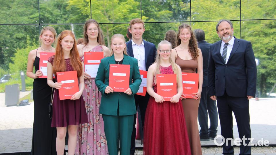 Sieben Abiturienten machten ihr Abi mit einem Notendurchschnitt von 1,5 und darunter. Zwei davon erreichten die Traumnote 1,0. Bild: prh