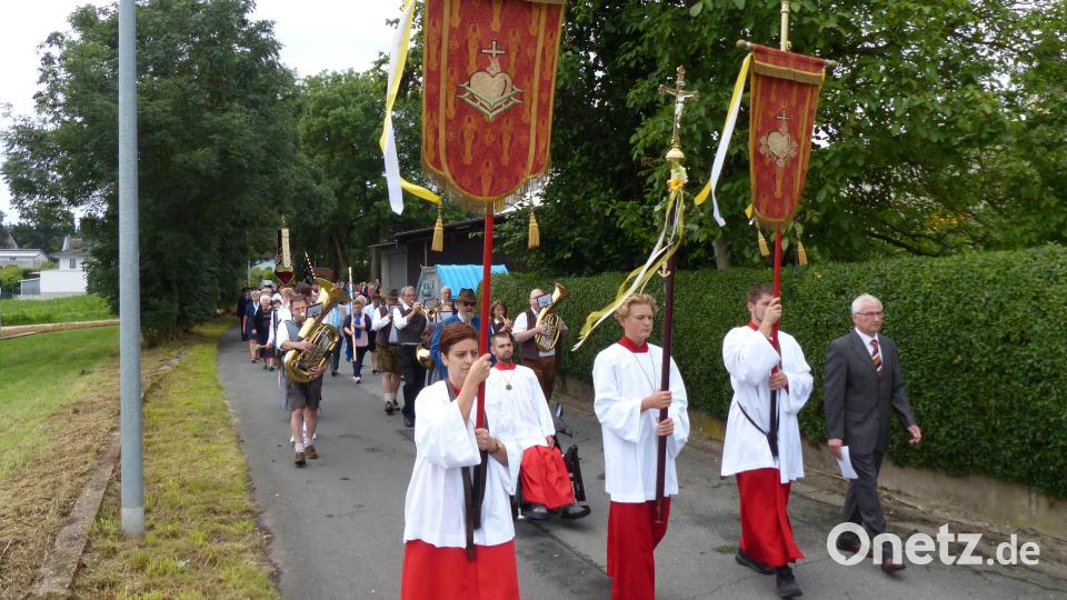 Ein langer Kirchenzug begleitet Matthias Merkl zur Primiz in die Pfarrkirche. Bild: hme