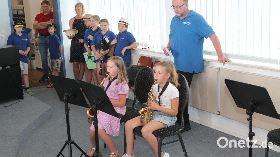 Die Nachwuchs-Saxophonistinnen erhalten wie alle viel Beifall. Darüber freut sich auch der musikalische Leiter Hermann Mack (hinten, rechts). Bild: pi