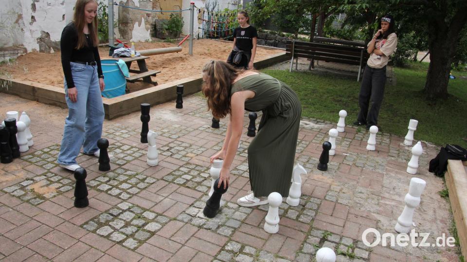 Schachspielen der etwas anderen Art war im Naturerlebnisgarten möglich. Bild: kro
