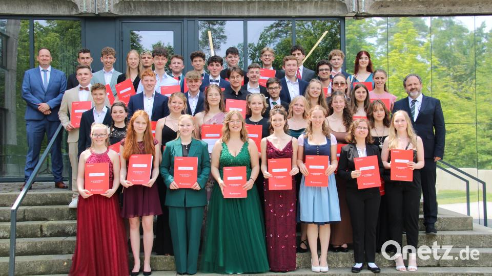 41 Schülerinnen und Schüler des Neustädter Gymnasiums erhalten bei der Abiturentlassfeier ihre Reifezeugnisse. Darüber freuen sich Schulleiter Francisco Garcia (rechts) und Oberstudienrat Tobias Tottmann (links). Bild: prh