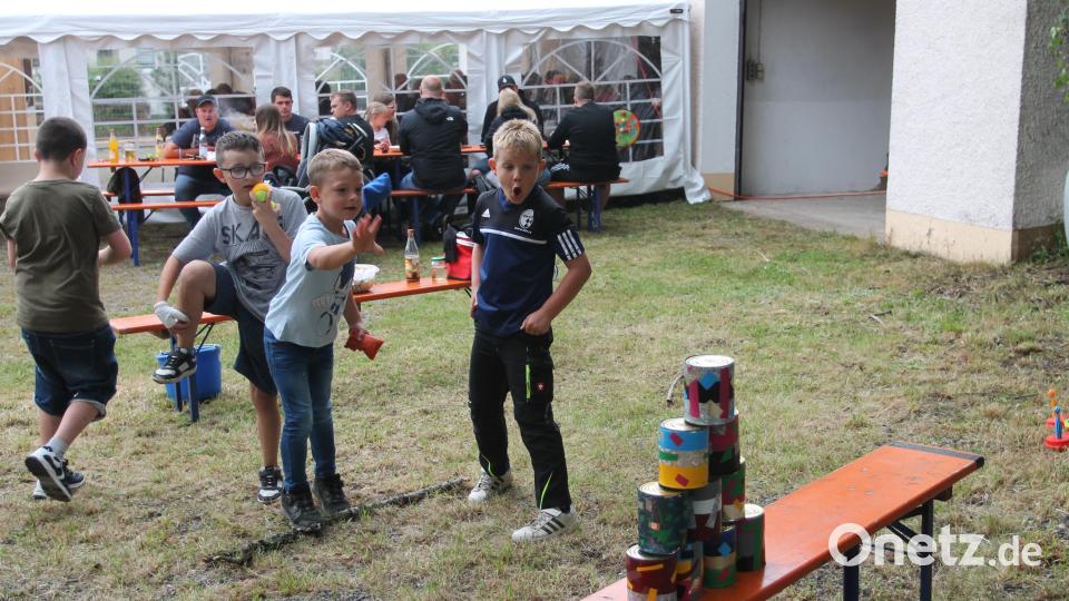 Beim Dorffest kommen auch die Kleinen nicht zu kurz: Das Büchsenwerfen kommt gut an. Bild: pi