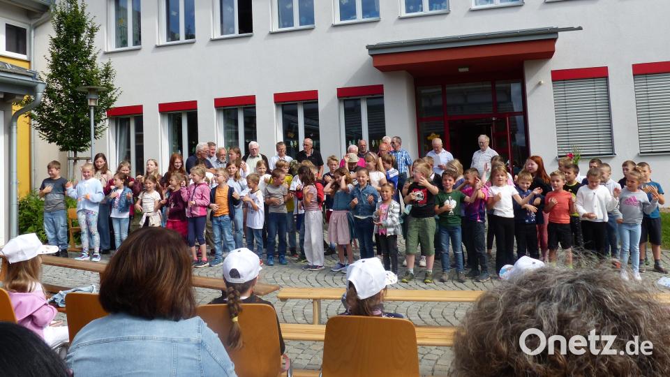 Die Schüler der Grundschule Leuchtenberg ernten für ihren Gesang im Hof der Schule, Applaus. Bild: sl