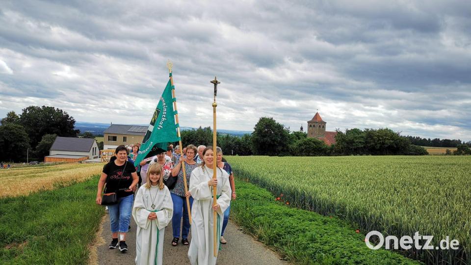 Die Wallfahrt der Landvolk-Kreisverbände Neustadt/WN und Tirschenreuth führt von Kirchendemenreuth zum Steinreuther Kreuz. Bild: Maria Pleyer
