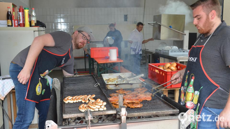 Valentin Kellner (links) und Philipp Kraus (rechts) sind am Grill zuständig. Vor allem die leckeren Grillsteaks mit Zwiebel sind der Renner. Bild: dob