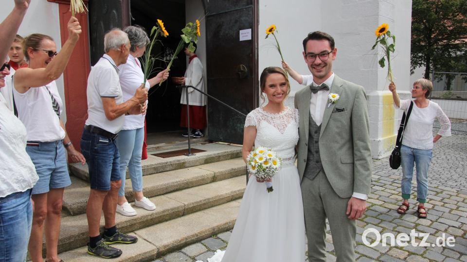 Freudestrahlend verließen Corinna und Sebastian Rosnitschek die Stadtpfarrkirche. Bild: kro