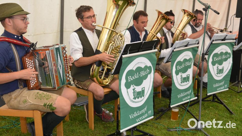 Die Gruppe &quot;Bockl Blech&quot; aus Waidhaus spielt mit Volldampf voraus und unterhält die Gäste ab dem Frühschoppen. Bild: dob