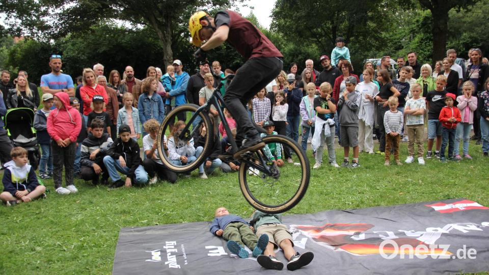 Stefan Eberharter zeigte bei einer Trial-Show spektakuläre Sprünge. Bild: kro