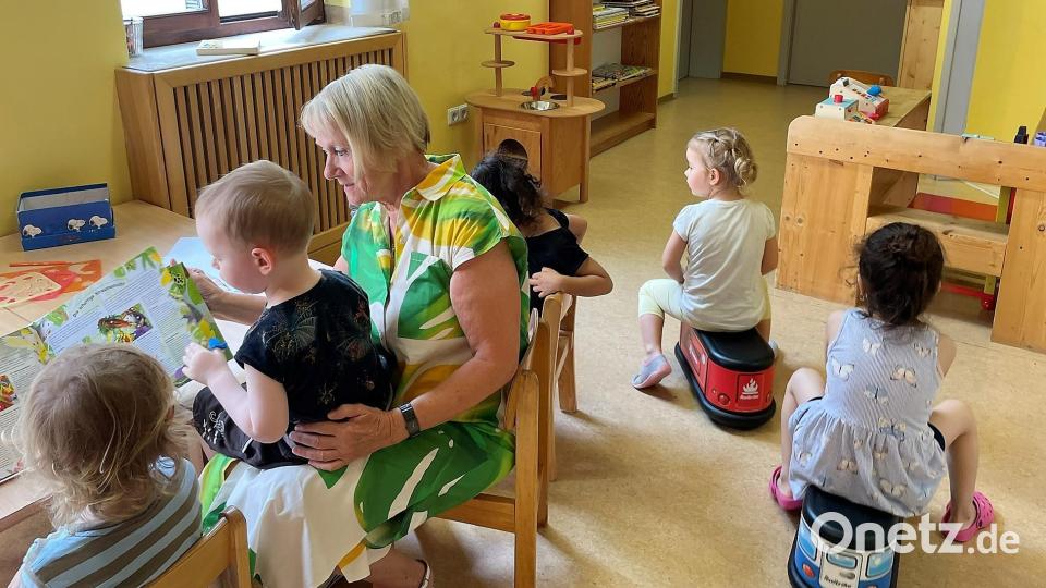 Seit fünfeinhalb Jahren ist Bärbel Germann zwei bis drei Mal im Monat in der offenen Kinderbetreuung des Kinderschutzbundes, um mit den Kindern zu spielen und malen oder ihnen vorzulesen. Der Kinderschutzbund sucht nun Ehrenamtliche, die ihrem Beispiel folgen. Bild: Susanne Schwab