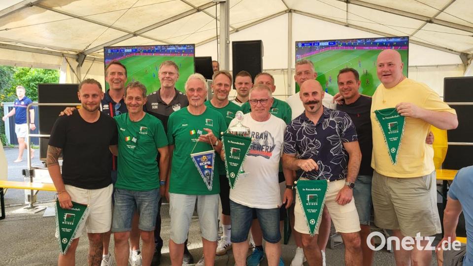 Ausgelassenes Feiern kommt auch nach dem Irish-Bayrisch-Cup nicht zu kurz in Weiden. Bild: Denis Strohbach