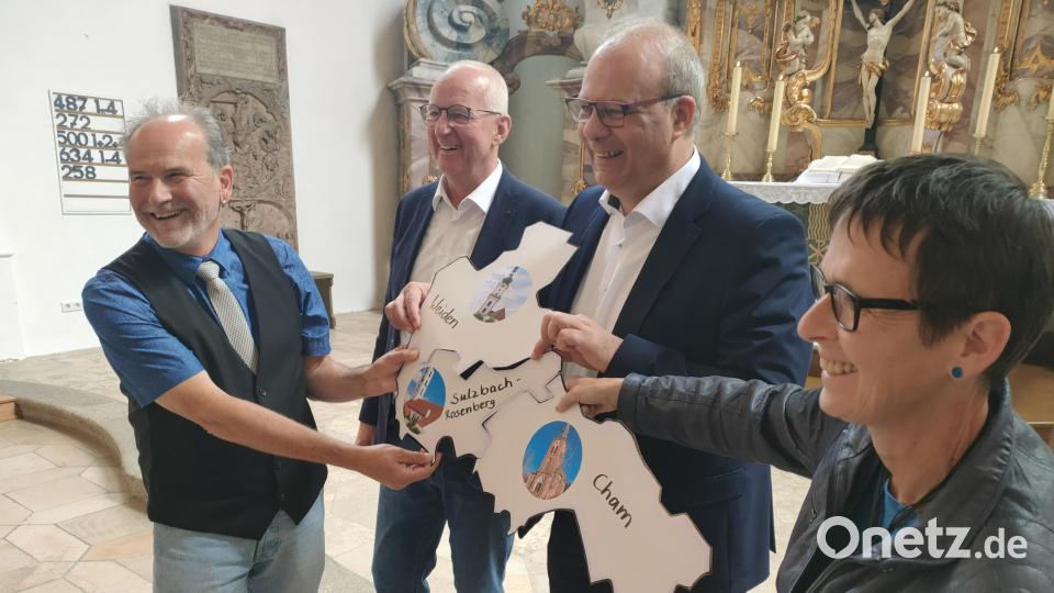 Karl Georg Haubelt (stellvertretender Vorsitzender des Dekanatsausschusses in Sulzbach-Rosenberg), Regionalbischof Klaus Stiegler, Dekan Thomas Guba und Dekanin Ulrike Dittmar (von links). Bild: ald