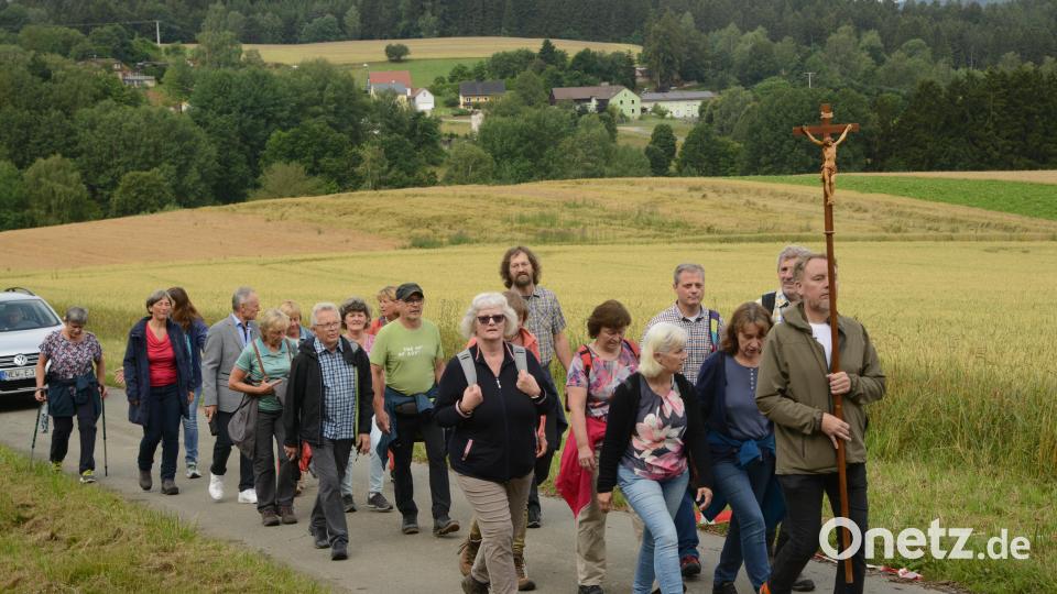 Erstmal zieht eine Fußwallfahrt von Pleystein aus zum Ulrichsbergfest. Pater Thomas Mühlberger (Zweiter hinter dem Kreuzträger) begleitet die Fußwallfahrt. Bild: bey