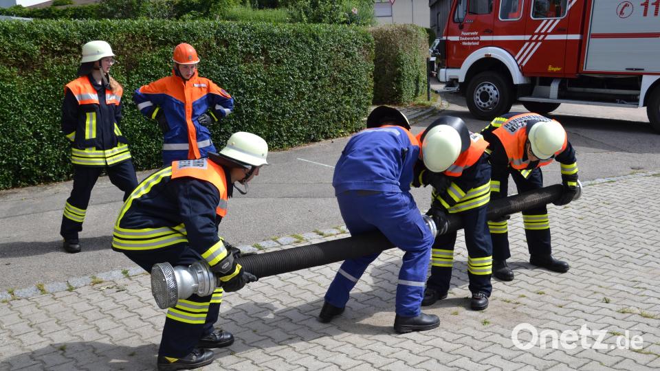 Das Jugendleistungsabzeichen meisterten die jungen Feuerwehranwärter der Feuerwehr Saubersrieth-Niederland und der Feuerwehr Tröbes mit Bravour. Ausbilder und Jugendwart Bernd Martin ist stolz auf seine Schützlinge. Bild: Garreiss/exb