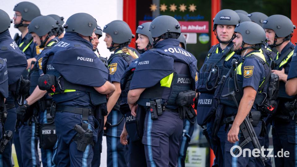 Nach einem dramatischen Großeinsatz im mittelfränkischen Altdorf suchen Einsatzkräfte weiter nach einer 82-jährigen Frau. Bild: Pia Bayer