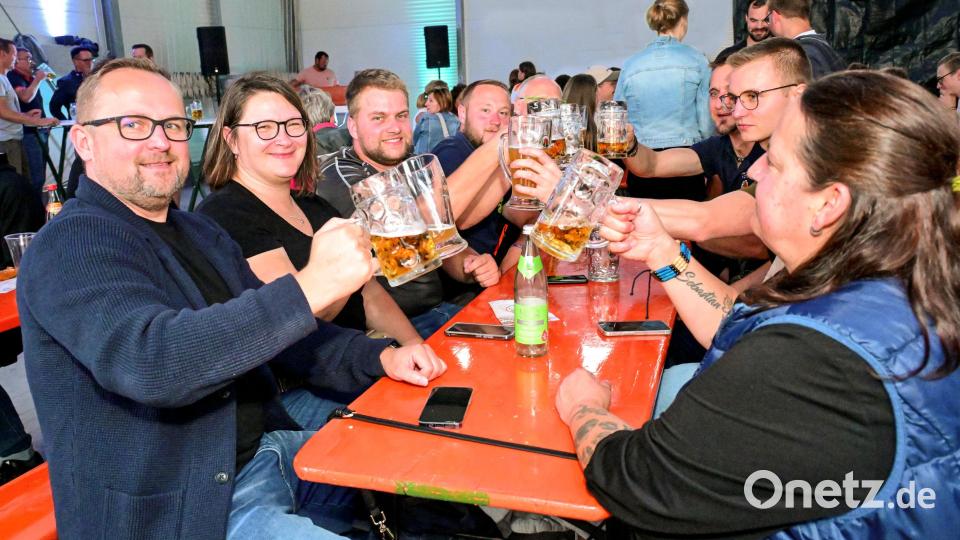 Nicht nur Abordnungen von Feuerwehren unterstützten das 140. Vereinsjubiläum der Feuerwehr Friedenfels. Bild: bsc