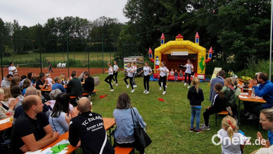 Die TSV-Tanzgruppe präsentiert ihre einstudierte Choreografie. Bild: gz