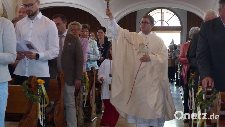 Matthias Merkl segnet die Gottesdienstbesucher mit Weihwasser Bild: hme