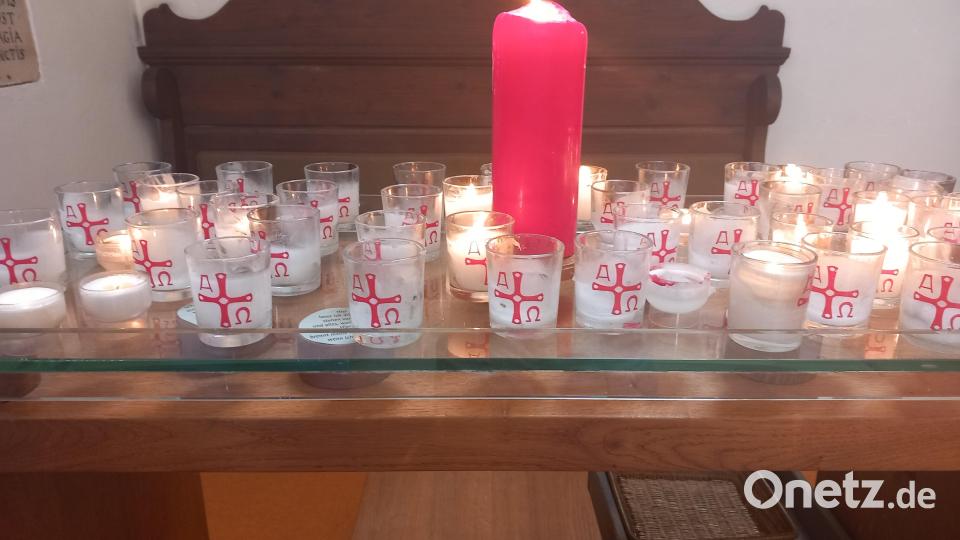In der Kirche standen Kerzen, um für seine Taufpaten zu beten. Bild: aem