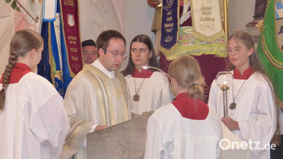Kaplan Johannes Spindler im Kreis der Ministranten, kurz vor der Primizpredigt. Bild: hme