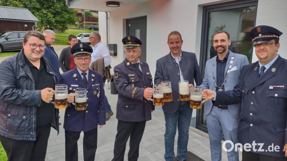 Auf das Gelingen des Feuerwehrfestes stößt Vorsitzender Christopher Hanauer (rechts) mit den Ehrengästen an. Bild: gi