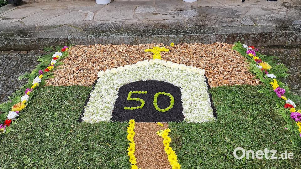 Aus Anlass des Priesterjubiläums haben die Dorffrauen einen Blumenteppich gelegt. Bild: R. Kreuzer