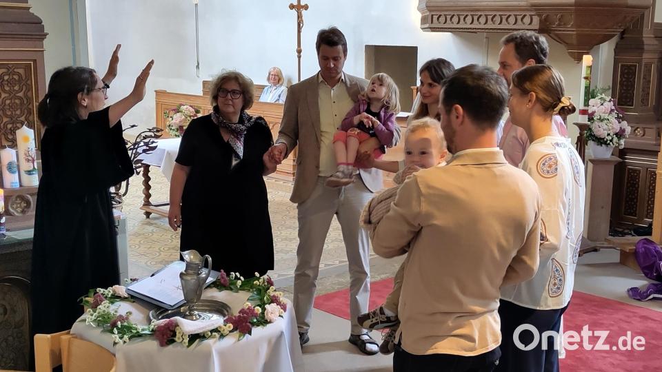 Die Getauften und die Paten feiern auch an neuem Ort ein schönes Tauffest. Bild: Christina Ponader/exb