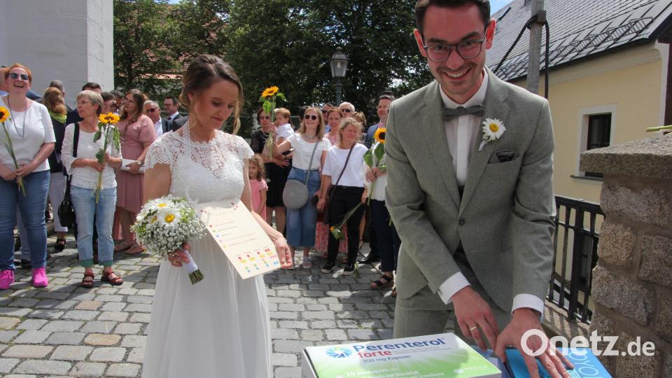 Gar nicht so einfach: Nach der Hochzeitsmesse musste Sebastian Rosnitschek für seine Frau Corinna Medikamente sortieren – eine Aufgabe, die ihre Arbeitskolleginnen und -kollegen dem Bräutigam aufbrummten. Bild: kro