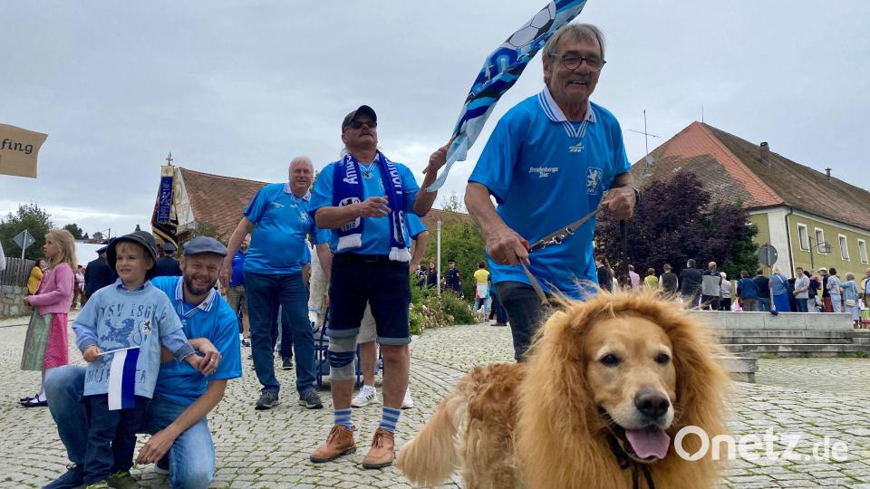Der Fanclub des TSV 1860 München kam mit einem (fast) echten Löwen: Golden Retriever &quot;Norbert&quot; hatte eine Löwenmähne um den Hals gewickelt. Bild: gri