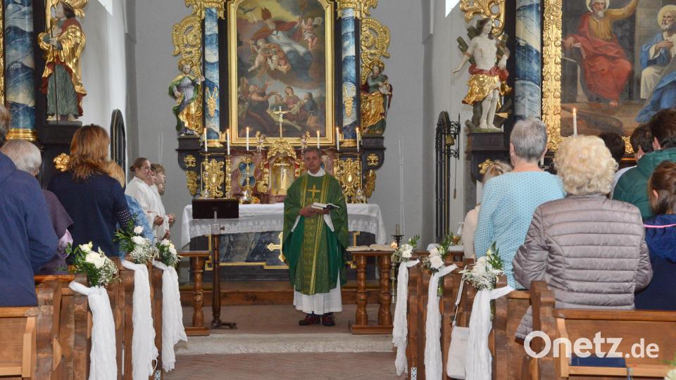 Erstmals hielte Pater Thomas Mühlberger vom Pleysteiner Kreuzberg die Ansprache beim Gottesdienst zum Ulrichsbergfest. Bild: bey