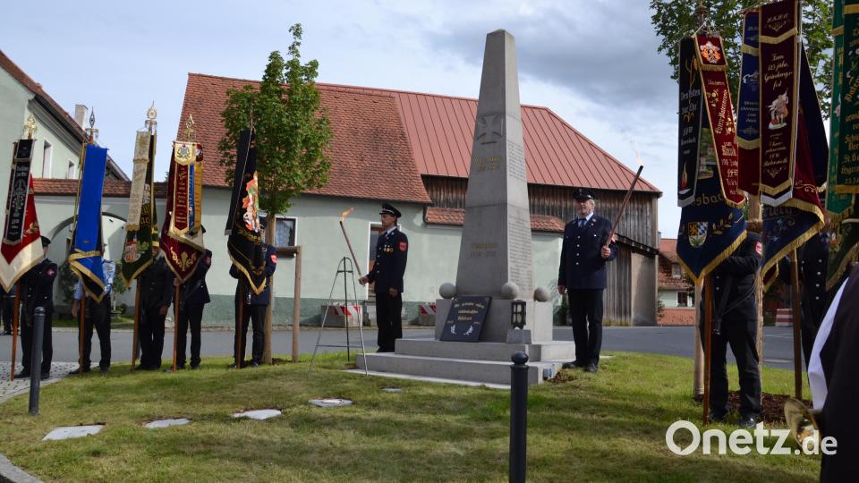 Die Vereine mit ihren Fahnenabordnungen nehmen am Ehrenmal Aufstellung. Bild: gi