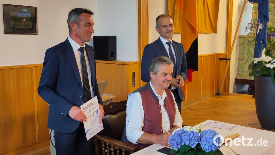 Beim Besuch der Delegationen aus Frankreich, Tschechien und dem Erzgebirge zum Partnerschaftswochenende in Vohenstrauß, gab es auch einen offiziellen Teil. Bild: Christoph Maier/exb