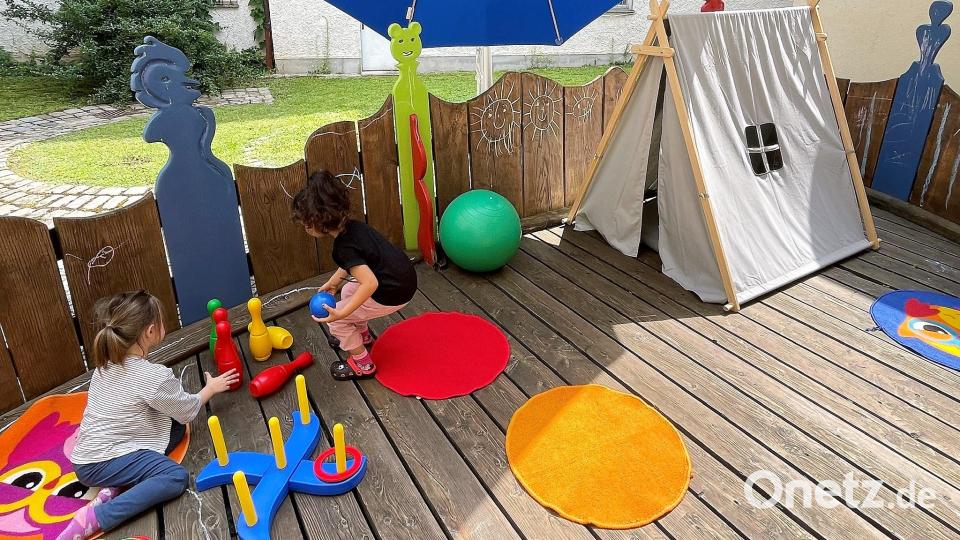 Neben den gut ausgestatteten Innenräumen steht den Kindern beim Kinderschutzbund im Mühlhof auch ein Spielbereich im Innenhof zur Verfügung. Bild: Susanne Schwab
