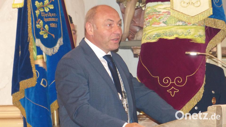 Bürgermeister Gerhard List freut sich über einen Priester aus der Marktgemeinde Bild: hme