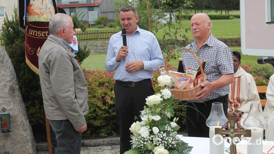 Michael Stahl (Mitte) bedankt sich bei seinem Vorgänger Ludwig Herrmann (links) für über 40-jähriges Engagement als Sprecher des Kapellenausschusses und übergibt zusammen mit Josef Helgert ein Geschenk. Bild: pi