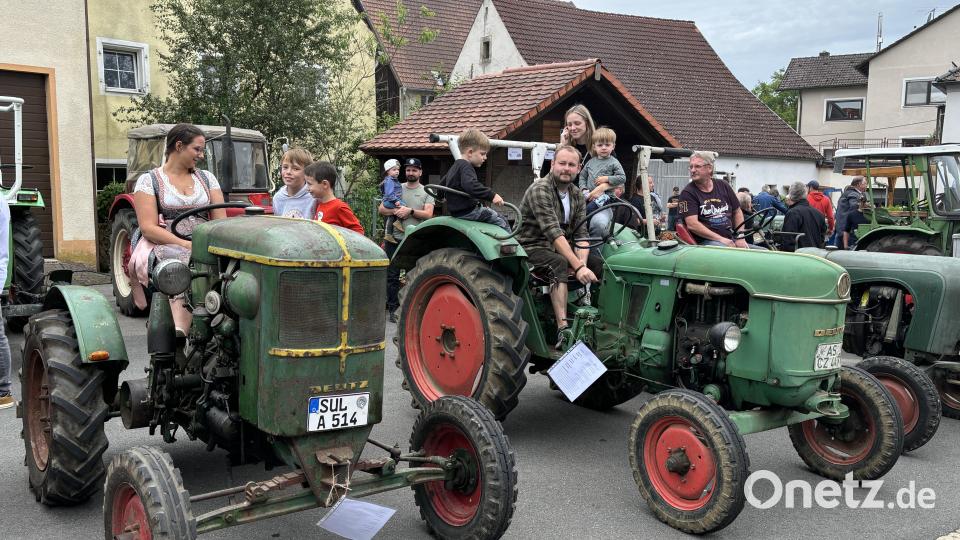 Viele junge Fahrgäste nutzten die seltene Möglichkeit, auf einem Oldtimer-Traktor mitzufahren. Bild: lei