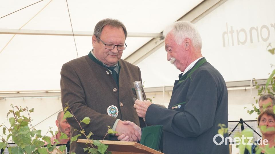Glückwünsche nimmt der Verein unter anderem vom Präsidenten des OSB, Franz Brunner (rechts) entgegen. Bild: nib