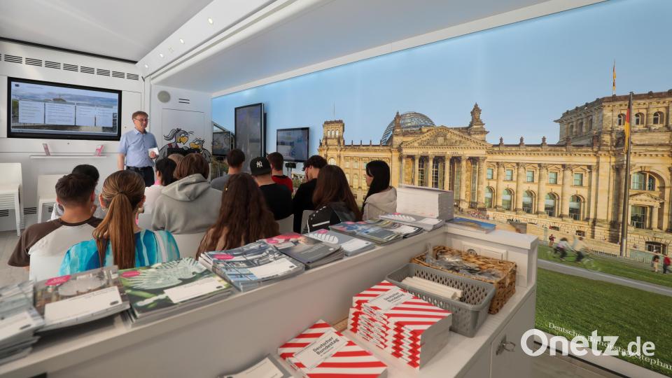 Besuch des Bundestagsmobils am Amberger Marktplatz. Bild: Wolfgang Steinbacher
