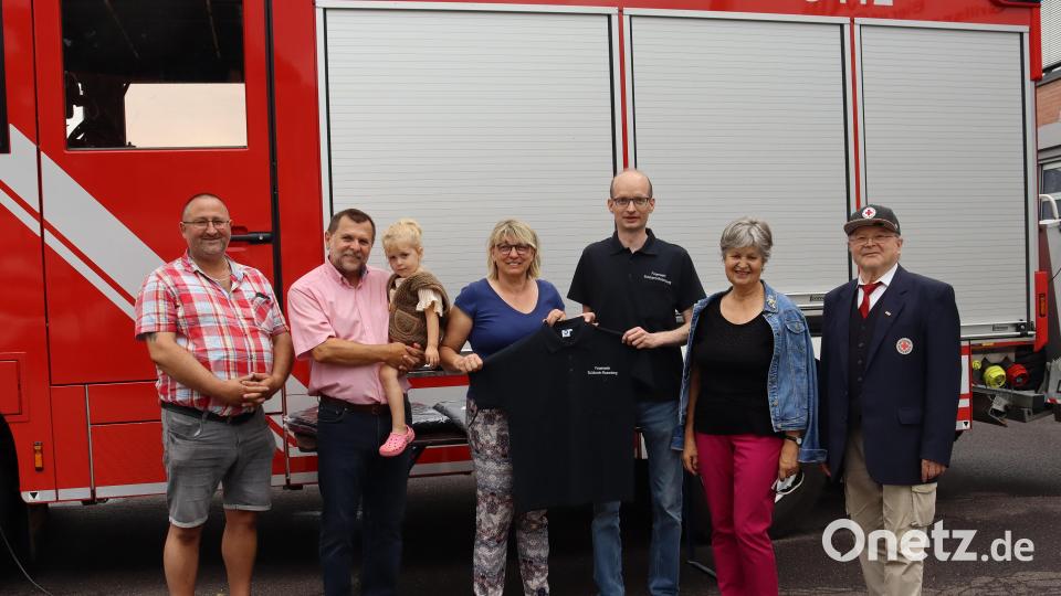Die offizielle Spendenübergabe mit (von links) Kommandant Armin Buchwald, Zweitem Bürgermeister Günter Koller, Stadträtin Bettina Moser, dem Zweiten Vorsitzenden des Feuerwehrvereins, Mario Meidenbauer, Dritter Bürgermeisterin Hildegard Geismann und Stadtrat Gerd Geismann. Bild: mfh