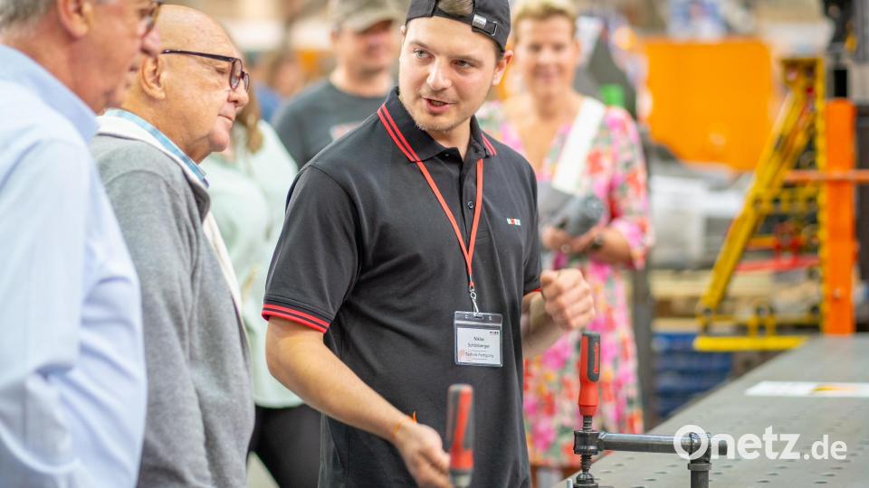 Niklas Schönberger im Gespräch mit Besuchern über die Fertigung von Stahlbauteilen. Bild: Horn Glass Industries/exb