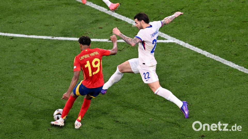 Spaniens Lamine Yamal (l) kürt sich zum jüngsten Torschützen einer EM. Bild: Sven Hoppe/dpa