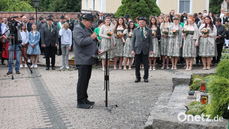 Am Gedenkakt der Schützengesellschaft &quot;Tannenzweig&quot; beim Burkhardsreuther Gefallenenmahnmal, den Schützenmeister Hans Hey und Pfarrer Edmund Prechtl (nicht auf dem Bild) gestalten, nehmen auch die Festdamen in ihren Dirndln teil (Hintergrund rechts). Bild: bjp