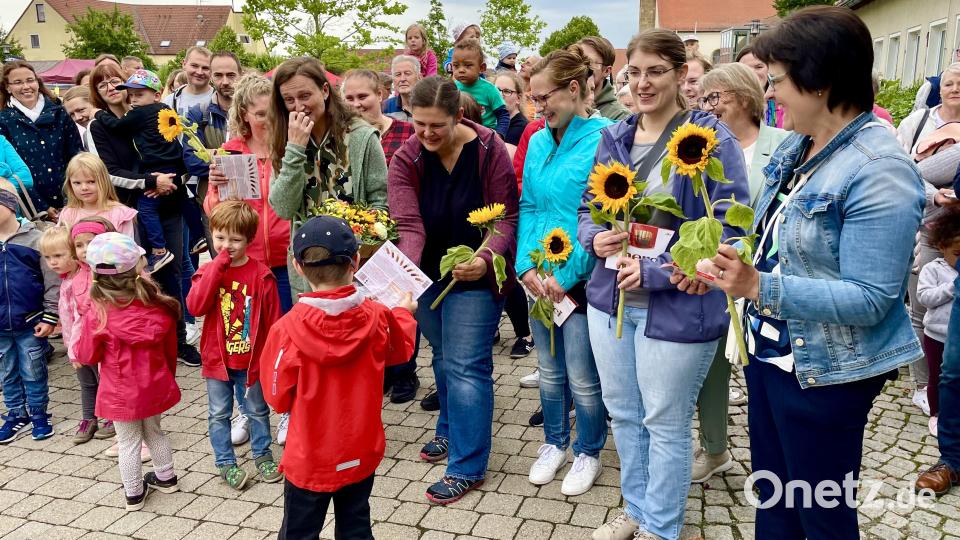 Die Kinder bedanken sich beim Elternbeirat mit Geschenken für den unermüdlichen Einsatz für ihre Schule. Bild: Krones