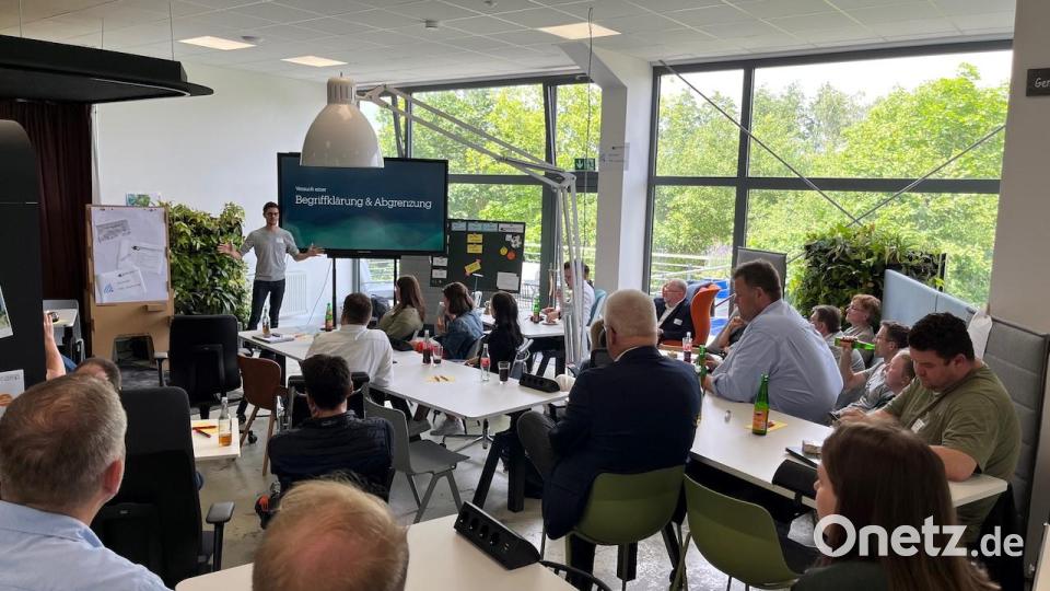 Thomas Völkl, Geschäftsführer im Coworking-Space in Kemnath, hatte zum Vortrag mit Philip Baumann eingeladen. Er arbeitete lange bei Ecosia, einer Suchmaschine im Internet, die Bäume pflanzt und heute als größter privater Waldaufforster in Europa gilt. Bild: Coworkem/exb