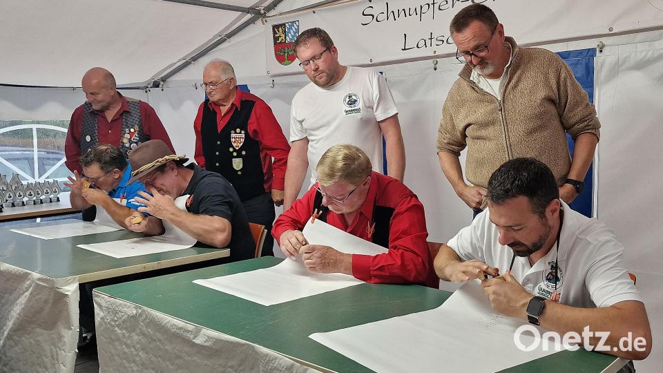 Die Jury schaut genau hin, wie viel Tabak in der Nase landet. Bild: R. Kreuzer