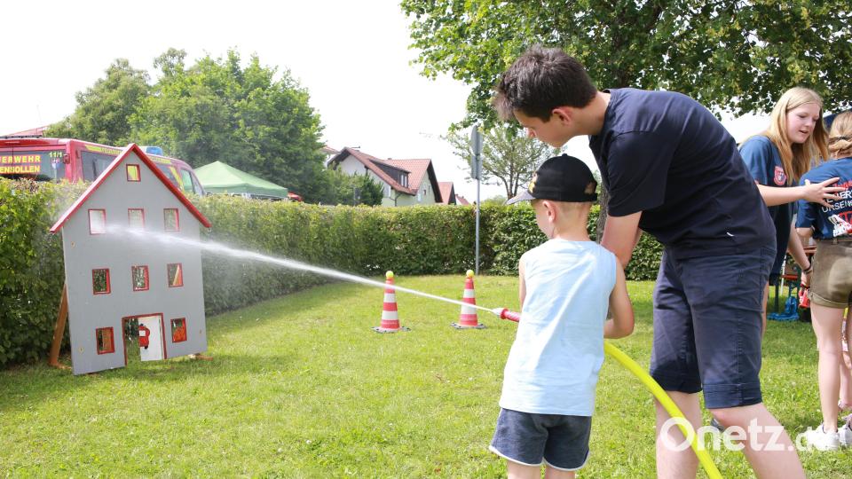 Wenn die Feuerwehr einen Tag der offenen Tür veranstaltet, darf das Spritzen mit Wasser nicht fehlen. Bild: egl