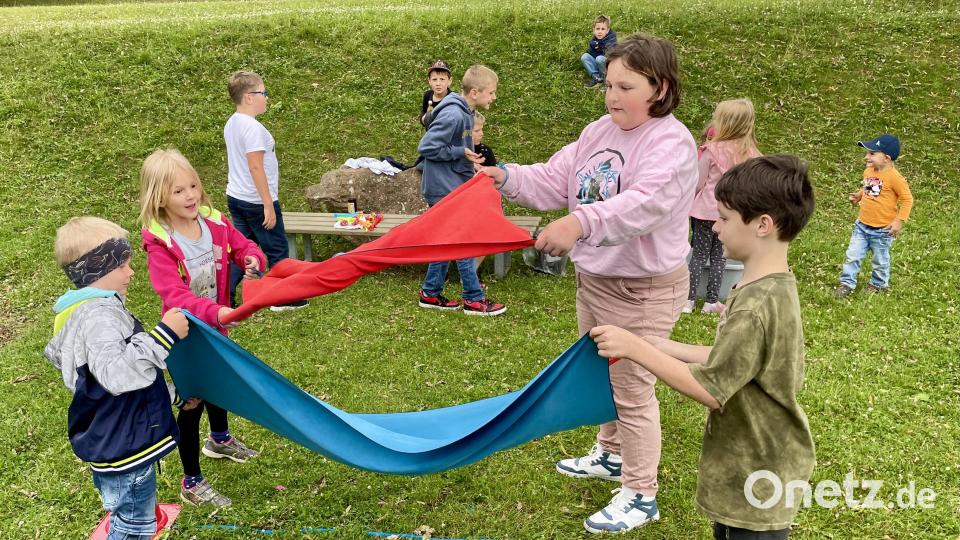 Das Werfen und Auffangen von &quot;Wasserbomben&quot; verlangt viel Konzentration, macht aber auch viel Spaß. Bild: Krones