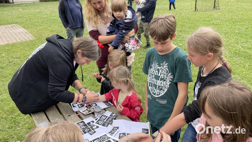 Beim Auftragen der Tattoo-Motive war der Andrang groß. Bild: Krones