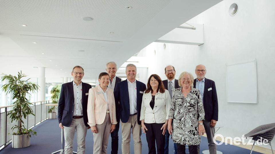 Aufsichtsräte und Vorstände (von links): Wolfgang Erb, Dagmar Kierner, Bruno Lehmeier, Steffen Schulze, Elfriede Schenkl, Markus Huber, Marianne Gutwein, Alois Ponnath. Bild: Mariana Honcharenko/exb