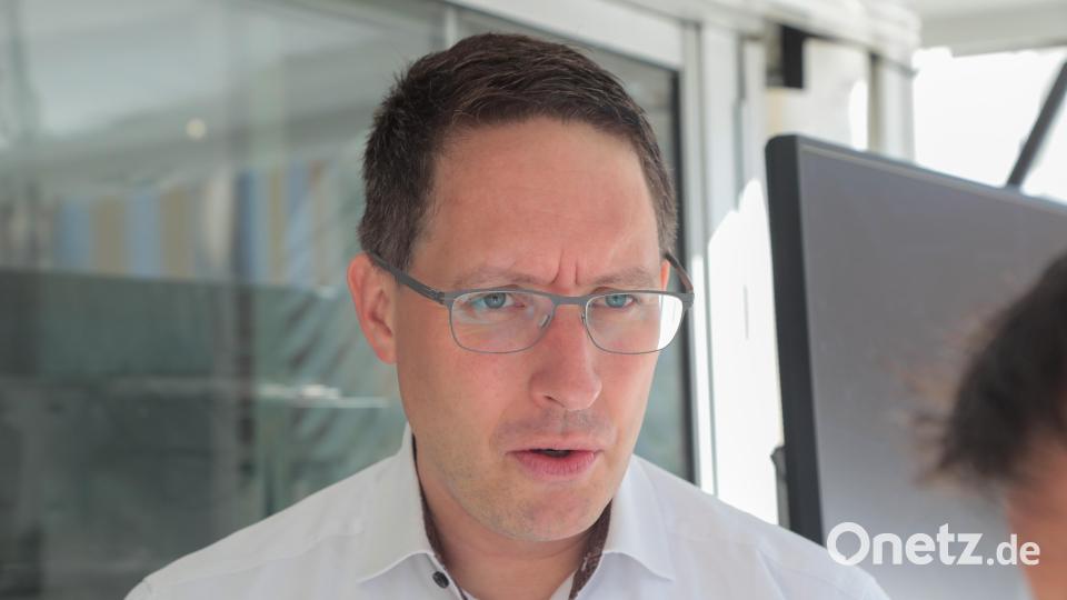 Besuch des Bundestagsmobils am Amberger Marktplatz: Marcus Landsetzer vom Infomobil gibt den Besuchern Informationen. Bild: Wolfgang Steinbacher
